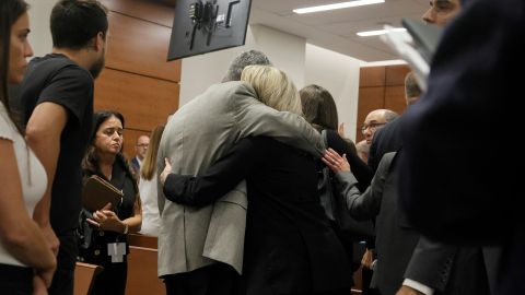 Familiares de víctimas en Parkland se dicen decepcionados y enfurecidos por la cadena perpetua de Nikolas Cruz