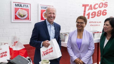 Biden visitó por sorpresa Tacos 1986 en Los Ángeles, para recoger el almuerzo, junto a Karen Bass (c).