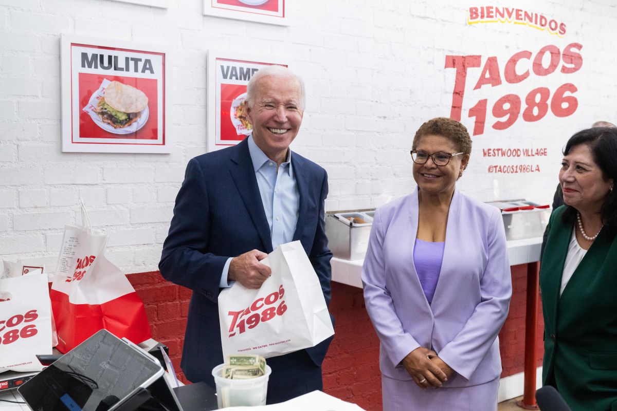 Biden visitó por sorpresa Tacos 1986 en Los Ángeles, para recoger el almuerzo, junto a Karen Bass (c) e Hilda Solís (d).