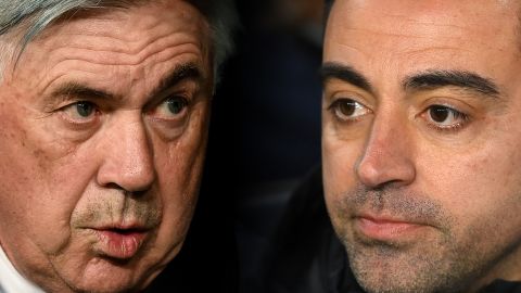 Carlo Ancelotti (derecha) entrenador del Real Madrid y Xavi Hernández estratega del FC Barcelona.