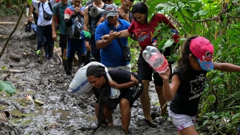 Inmigrantes venezolanos llegan a Canaan Membrillo, el primer control fronterizo de la provincia de Darién en Panamá, el 13 de octubre de 2022.