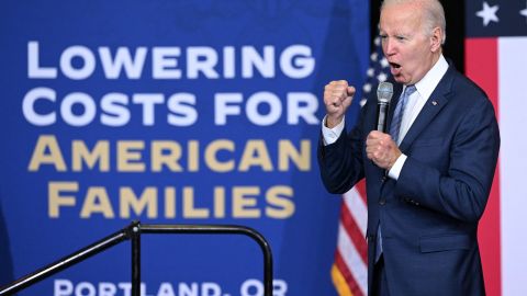 Biden habla sobre la reducción de costos para las familias en el Centro Comunitario de East Portland, en Portland