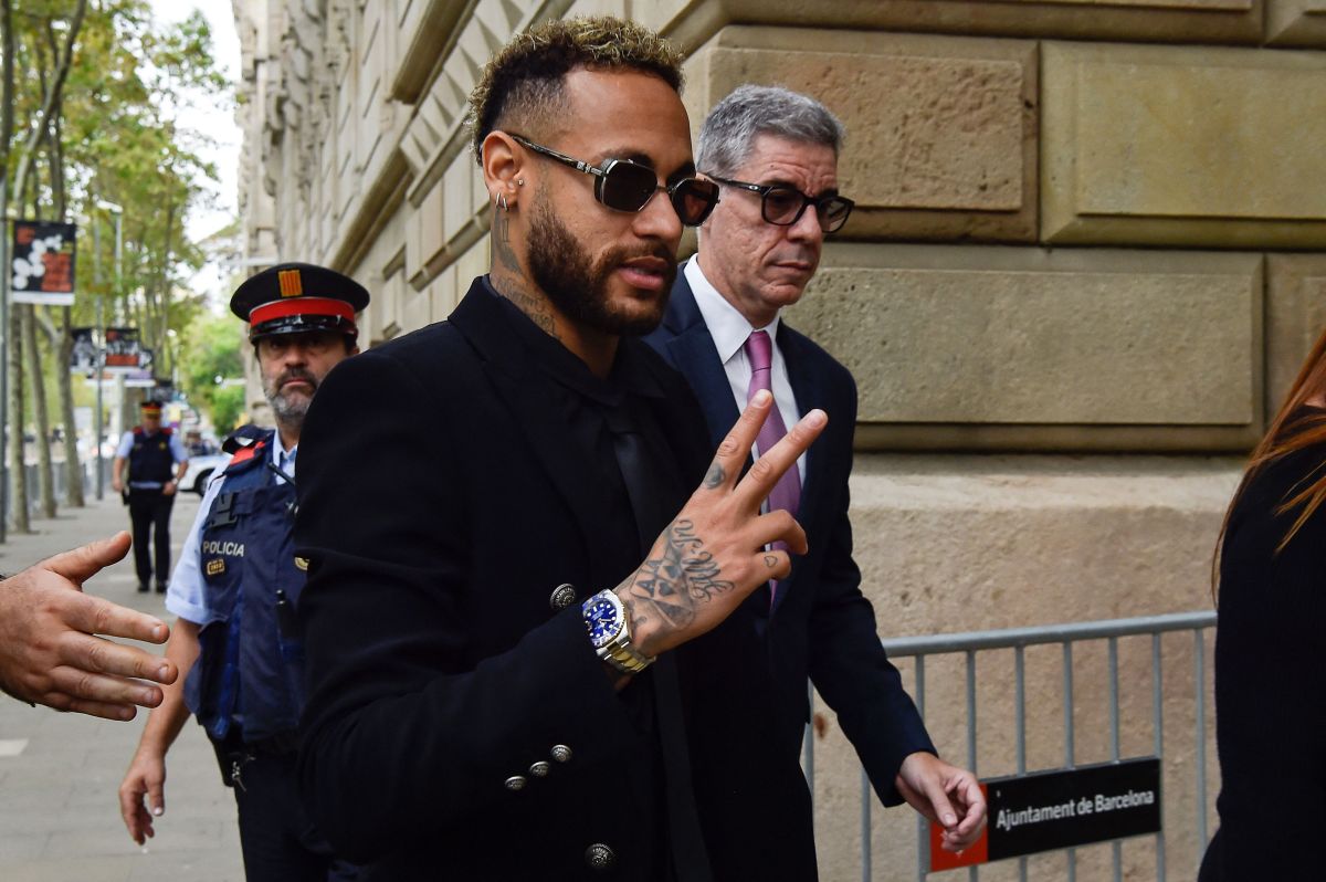 Neymar returned to Barcelona, ​​where he will be tried for corruption and fraud
