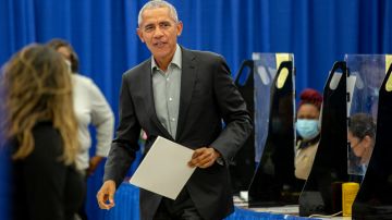 Obama emitió su voto en un lugar de votación anticipada el 17 de octubre de 2022 en Chicago, Illinois.