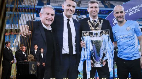 Directivos y jugadores del Manchester City recibiendo el premio a mejor club del mundo en la temporada 2021-2022.