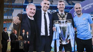 Directivos y jugadores del Manchester City recibiendo el premio a mejor club del mundo en la temporada 2021-2022.