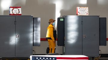 Los votantes acuden a emitir sus votos cuando comienza la votación anticipada el 17 de octubre de 2022 en Atlanta, Georgia