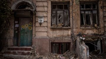 Flores fuera de una casa donde una pareja murió en un ataque con drones en Kyiv, Ucrania.