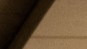 Un trabajador mueve un basurero más allá de los carteles del torneo de fútbol de la Copa Mundial de la FIFA Qatar 2022 fuera del Centro de Medios Principal (MMC) en Doha.