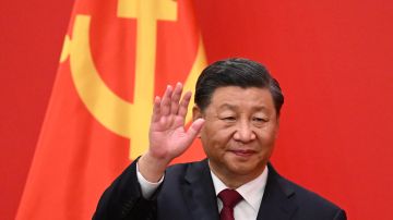 El presidente de China, Xi Jinping, saluda durante la presentación de los miembros del nuevo Politburó del Partido Comunista Chino.