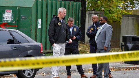 El pistolero de la escuela St. Louis estaba armado con un rifle estilo AR-15 y más de 600 rondas de municiones