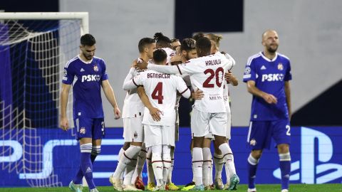 AC Milan en su partido ante Dinamo Zagreb en Croacia.