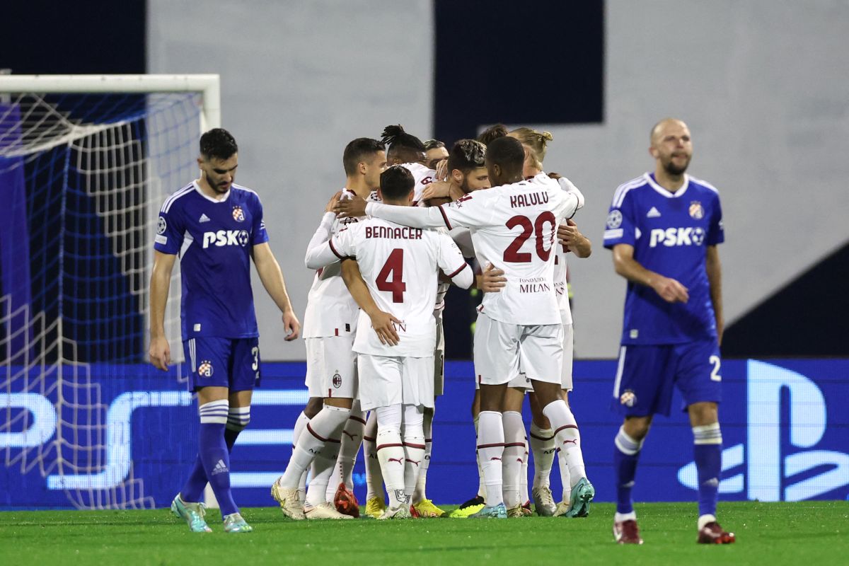 AC Milan en su partido ante Dinamo Zagreb en Croacia.