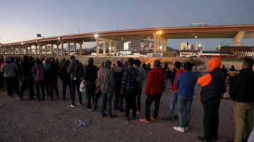 Inmigrantes venezolanos se entregan el 25 de octubre en un puesto de CBP en El Paso.