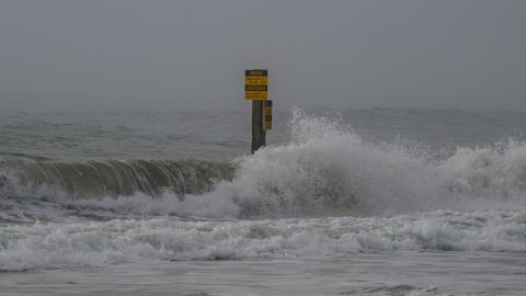 La tormenta continuó agitándose en el Atlántico el 31 de octubre; fue apodada la "tormenta de Halloween ".