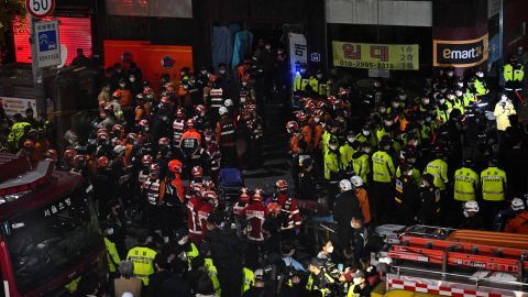 La escena de la tragedia por la estampida en el distrito de Itaewon en Seúl.