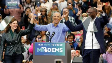 Barack Obama en campaña por la gobernadora de Michigan Gretchen Whitmer (i) y el vicegobernador Garlin Gilchrist (d).