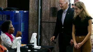 Biden acudió a votar anticipadamente en Delaware, junto a su nieta Natalie.