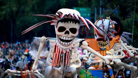 México recuerda a sus muertos con monumental ofrenda y desfile