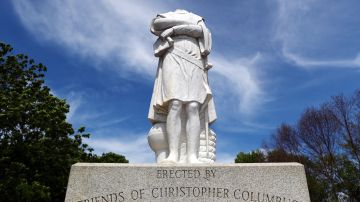 Una estatua que representa a Cristóbal Colón se ve con la cabeza removida en Christopher Columbus Waterfront Park el 10 de junio de 2020 en Boston, Massachusetts.