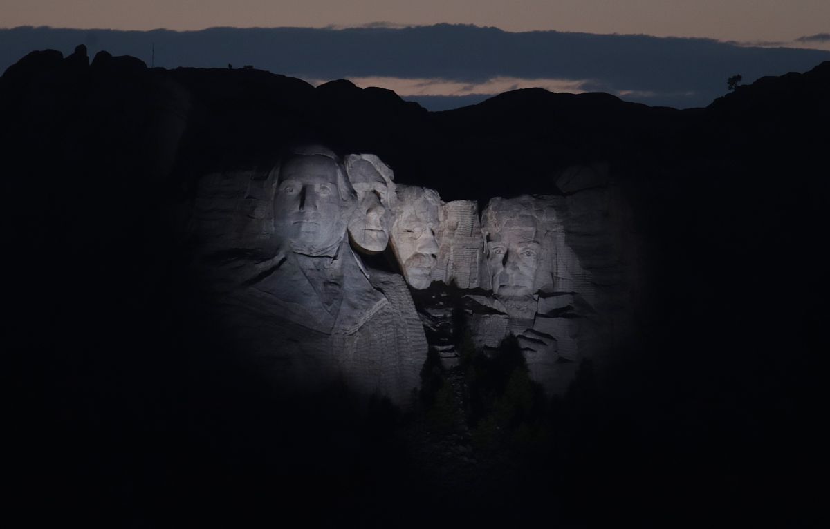 El Monumento Nacional Monte Rushmore se muestra delante de una gran exhibición de fuegos artificiales el 3 de julio de 2020 cerca de Keystone, Dakota del Sur.