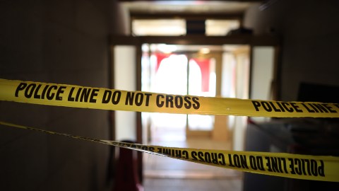 Hombre en Washington es acusado de crimen de odio por disparar a templo de testigos de Jehová; enfrentaría hasta 20 años de prisión