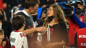 El mariscal de campo Tom Brady y Gisele Bündchen en la celebración del Super Bowl LV.