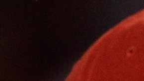 La leyenda Bruce Sutter en compañía de Adam Wainwright (L) y Jason Motte durante un juego de la Serie Mundial ante los Rangers de Texas en 2011.