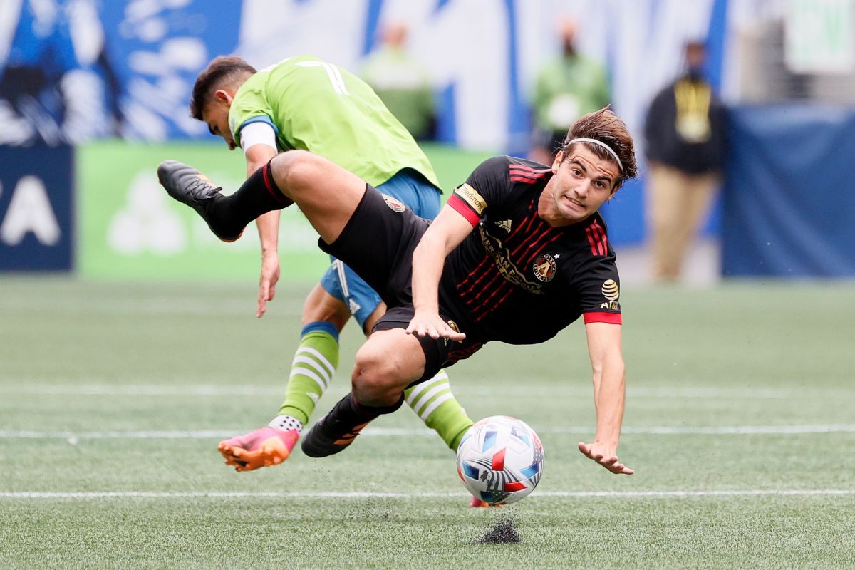 El mediocampista argentino Santiago Sosa durante un encuentro de la MLS 2021. 