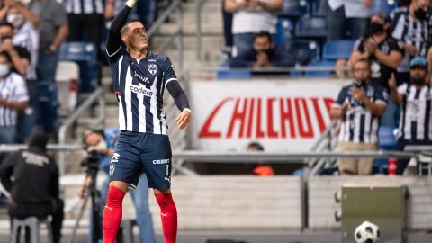 El delantero de Rayados de Monterrey, Rogelio Funes Mori celebra un gol ante Toluca en la Liga MX.