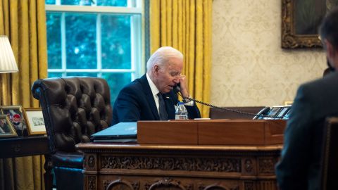 El presidente Biden tuvo una conversación con el presidente ucraniano Volodimir Zelensky.