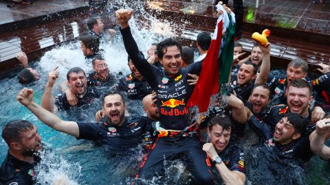 El piloto méxicano Sergio 'Checo' Pérez celebrando su título en el Gran Premio de Móncaco.