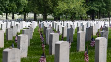 Se ven lápidas con banderas estadounidenses en el Cementerio Nacional de Arlington el 30 de mayo de 2022 en Arlington, Virginia.