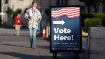 Encuesta revela que al menos 50% de los votantes latinos no han sido contactados por candidatos o partidos.