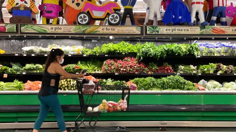 Los precios de alimentos y para cubrir otras necesidades básicas están subiendo debido a la inflación.