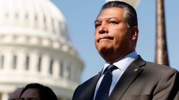 El senador Alex Padilla aboga por la proposición 1 que estará en la boleta electoral de California en las elecciones primarias de marzo. (Getty Images)