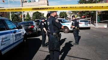 Vehículo de la policía de Nueva York se estrella contra tumulto en el Bronx y deja 10 personas heridas, incluidos niños