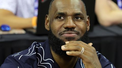 LeBron James, estrella de los LA Lakers recientemente declarado multimillonario por Forbes.