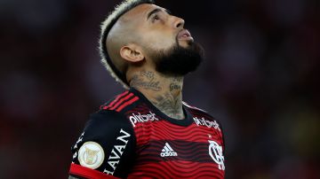 El ahora jugador del Flamengo está de luto por la muerte de su padre.
