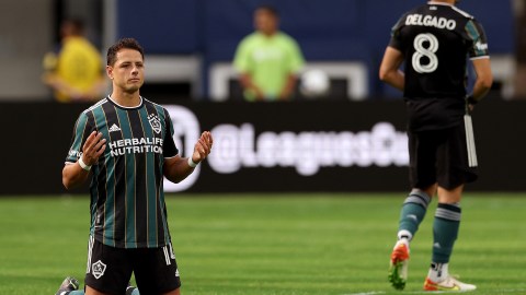 El delantero mexicano Javier Hernández (#14) de Los Angeles Galaxy antes del partido contra Guadalajara Chivas durante el Leagues Cup Showcase 2022.
