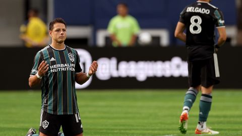 El delantero mexicano Javier Hernández (#14) de Los Angeles Galaxy antes del partido contra Guadalajara Chivas durante el Leagues Cup Showcase 2022.