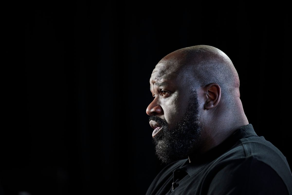 La leyenda de la NBA Shaquille O'Neal siendo entrevistada en un evento en Australia en 2022. 