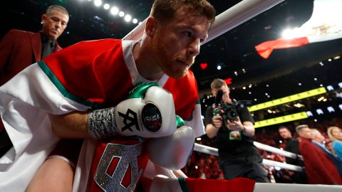 El boxeador Saúl Canelo Álvarez subiendo al ring para enfrentar a Gennady Golovkin en el combate disputado el 17 de septiembre de 2022.