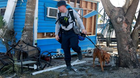 Un miembro de un equipo especial de Indiana busca sobrevivientes en Fort Myers.