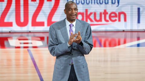 La leyenda de la NBA Dikembe Mutombo durante un partido de la NBA en Japón en 2022.