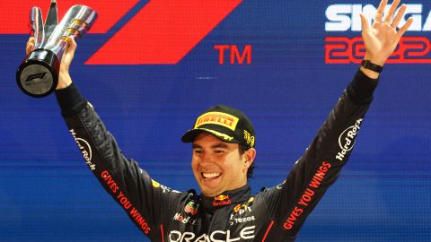 Sergio Pérez celebra su triunfo en Singapur.