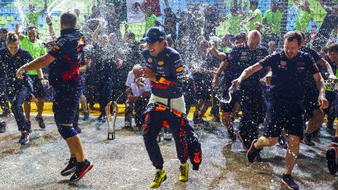 Sergio Pérez celebra la victoria en Singapur.