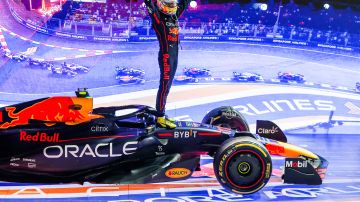 Sergio Pérez de México y Red Bull Racing celebran terminar en primera posición durante el Gran Premio de F1 de Singapur en el circuito urbano de Marina Bay el 2 de octubre de 2022 en Singapur.
