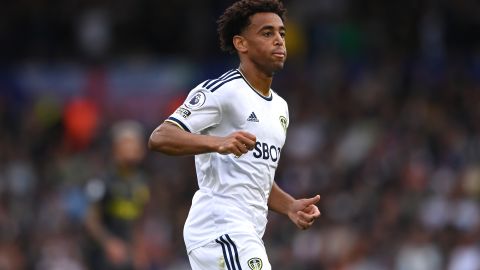 El mediocampista Tyler Adams durante un partido del Leeds United ante el Aston Villa en la Premier League.