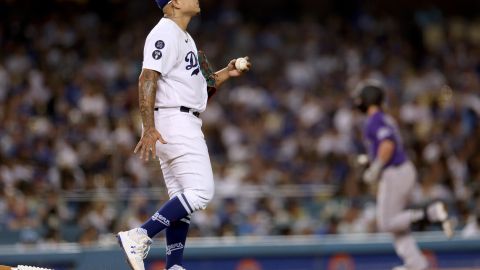 Julio Urías reacciona tras recibir un jonrón de Brendan Rodgers, de los Rockies, en el primer inning.